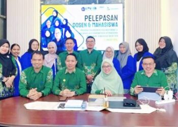 Foto bersama Mahasiswa bersama dengan Dosen dalam kegiatan pelepasan Mahasiswa KKN-I. (F. Istimewa)