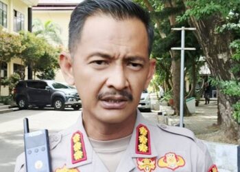 Kabid Humas Polda Gorontalo, Kombes Pol. Desmont Harjendro Agitson Putra,S.I.K.,M.T. saat memberikan keterangan pers kepada awak media. (Foto: Natharahman/ Gorontalo Post)