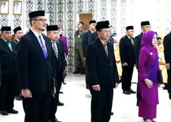 Para pejabat pimpinan tinggi pratama di lingkungan Pemprov Gorontalo yang menajalani pelantikan, berlangsung di ruang dulohupa kantor gubernur, Senin (12/1). (foto: tangkapan layar)