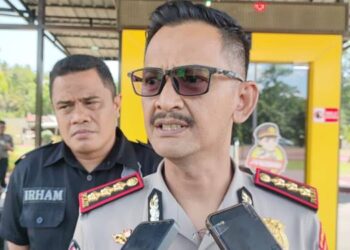 Kabid Humas Polda Gorontalo, Kombes Pol. Desmond Harjendro, saat memberikan keterangan ke awak media, Senin (26/1). (F. Natharahman/ Gorontalo Post)