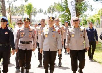 Kapolda Gorontalo Irjen Pol. Drs. Widodo saat melakukan peninjauan kerusakan yang ditimbulkan akibat aktivitas PETI yang ada di wilayah hukum Polres Pohuwato.
