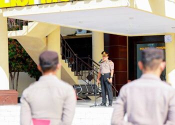 Kapolres Pohuwato AKBP H. Busroni,S.I.K.,M.H. saat memberikan arahan kepada para personel.