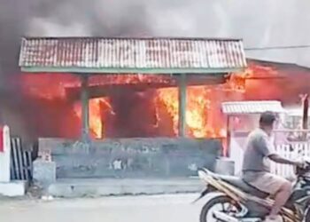 Kebakaran hebat menghanguskan sebuah warung harian dan satu unit rumah warga di Desa Alale, Kecamatan Suwawa Tengah, Kabupaten