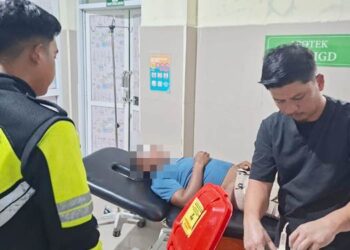 Korban lakalantas saat menjalani perawatan medis yang diawasi langsung petugas Satlantas Polres Pohuwato.