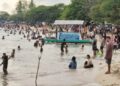 Ribuan masyarakat mengisi waktu liburan tahun baru mereka dengan mengunjungi Pantai Kurunai yang terletak di Desa Botubarani, Kecamatan Kabila Bone, Bone Bolango, Ahad (4/1). (F. Natharahman/ Gorontalo Post)