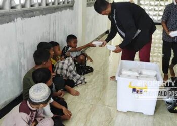 Salah satu masjid di Kota Goorntalo yakni Masjid Al Kausar yang belum rampung pembangunannya namun sangat aktif melakukan kegiatan sosial berupa penyaluran nasi jumat berkah untuk Jemaah hanya mengandalkan donasi dari masyarakat. (Foto: Roy/Gorontalo Post).