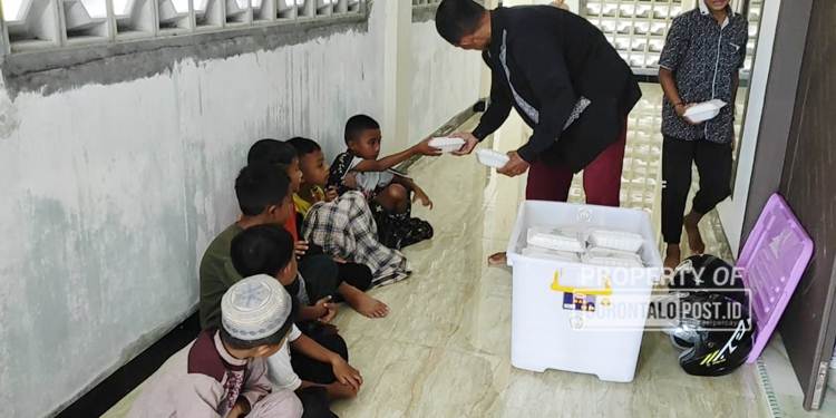 Salah satu masjid di Kota Goorntalo yakni Masjid Al Kausar yang belum rampung pembangunannya namun sangat aktif melakukan kegiatan sosial berupa penyaluran nasi jumat berkah untuk Jemaah hanya mengandalkan donasi dari masyarakat. (Foto: Roy/Gorontalo Post).