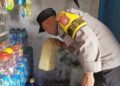 Personel Polsek Wonosari mengamankan sejumlah botol Miras dari warung milik masyarakat.