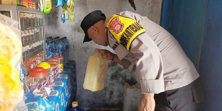 Personel Polsek Wonosari mengamankan sejumlah botol Miras dari warung milik masyarakat.