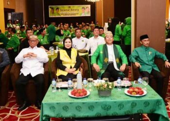 Wakil Gubernur Gorontalo Idah Syahidah Rusli Habibie bersama Ketua Umum DPP PPP dan Wakil Ketua Umum, Ketua DPP PPP Provinsi Gorontalo, Bupati Bone Bolango, saat menghadiri Muswil VI Partai Persatuan Pembangunan (PPP) Provinsi Gorontalo di Grand Q Hotel Gorontalo, Sabtu (3/1/2026). (Foto – Nova/Diskominfotik).