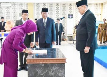 KABINET BARU - Gubernur Gusnar Ismail menyaksikan penandatanganan berita acara pelantikan bagi pejabat pimpinan tinggi pratama di lingkungan Pemprov Gorontalo, Senin (12/1). (foto: haris/diskominfotik)
