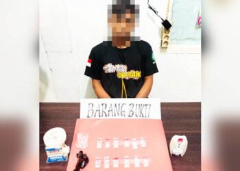 Tersangka kasus dugaan tindak pidana penyalahgunaan narkotika beserta barang bukti, diamankan oleh Satuan Narkoba Polres Boalemo.