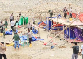 Tim gabungan yang terdiri dari TNI-Polri, Satuan Polisi Pamong Praja dan sejumlah instansi terkait, melakukan penertiban sekaligus pembongkaran lokasi PETI yang ada di Botudulanga, Desa Hulawa, Kecamatan Buntulia.