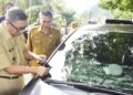 Wakil Wali Kota Gorontalo, Indra Gobel didampingi Kepala Dishub Kota Gorontalo, Hermanto Saleh ketika menempel stiker parkir berlangganan, Senin (5/1/2026). (Foto: Prokopim)