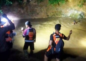 Pencarian korban yang dilakukan di sungai Paguyaman, Kabupaten Gorontalo, Minggu (4/1/2026).