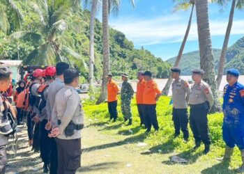 Tim SAR gabungan saat apel penghentian pencarian ibu dan anak yang hilang di sungai Paguyaman Kabupaten Gorontalo beberapa Waktu lalu. (Foto: Humas Basarnas).