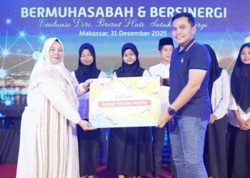 BERSINERGI - Pertamina Patra Niaga Regional Sulawesi mengisi malam pergantian Tahun Baru dengan kegiatan berbagi kebahagiaan bersama anak-anak panti asuhan. (foto: dok-pertamina)