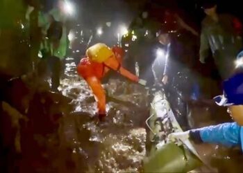 Tim SAR Gabungan berhasil mengevakuasi 1 korban Tragedi Pesawat ATR 42-500 PK-THT milik Indonesia Air Transport dengan melalui medan ekstrem selama 30 jam. (Foto: Dok. Basarnas)