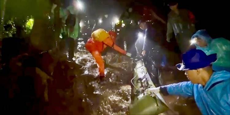 Tim SAR Gabungan berhasil mengevakuasi 1 korban Tragedi Pesawat ATR 42-500 PK-THT milik Indonesia Air Transport dengan melalui medan ekstrem selama 30 jam. (Foto: Dok. Basarnas)