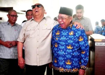 MAKIN AKRAB - Pertemuan dua politisi Gorontalo, Rusli Habibie dan Adhan Dambea, Jumat (9/1). Keduanya saling support, Rusli bahkan meminta fraksi Golkar DPRD untuk mendukung program Wali Kota Adhan Dambea. (foto: dok)