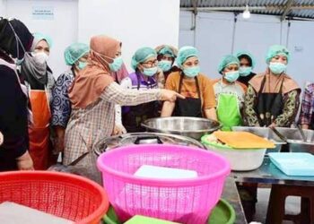 Wakil Gubernur Gorontalo Idah Syahidah Rusli Habibie saat melakukan inspeksi mendadak (sidak) di salah satu dapur Satuan Pelayanan Pemenuhan Gizi (SPPG) penyedia Makan Bergizi Gratis (MBG). (Foto – Dok/Diskominfotik).