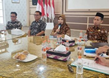 Wakil Gubernur Idah Syahidah Rusli Habibie bersama Tim Satgas MBG Provinsi Gorontalo saat melaksanakan rapat evaluasi progres pembangunan SPPG, Jumat (23/1). (Foto – Fadly/Diskominfotik)