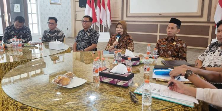 Wakil Gubernur Idah Syahidah Rusli Habibie bersama Tim Satgas MBG Provinsi Gorontalo saat melaksanakan rapat evaluasi progres pembangunan SPPG, Jumat (23/1). (Foto – Fadly/Diskominfotik)