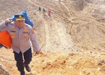 DITERTIBKAN - Polisi melakukan penertiban pertambangan emas tanpa izin (PETI) di Kabupaten Pohuwato, baru-baru ini. WPR menjadi solusi legalitas pertambangan rakyat. (foto: dok / gorontalo post)