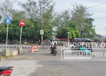 Pengendara yang menerobos tanda larangan, di Kawasan taman Telaga Kabupaten Gorontalo. (Foto: Roy/Gorontalo Post).
