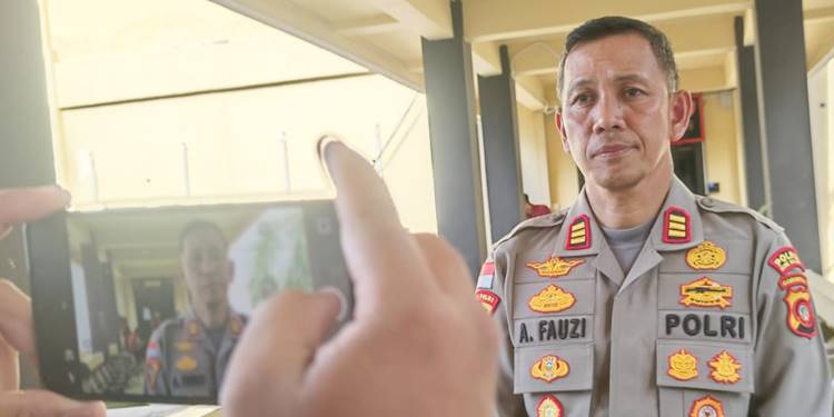 : KLARIFIKASI - AKP Atmal fauzi saat memberikan keterangan persen untuk melaporkan salah satu akun media sosial di Polda Gorontalo.Kamis ( 8/1). Foto : Natharahman/ Gorontalo Post.