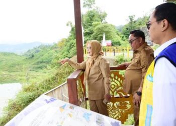 Wagub Idah Syahidah Rusli Habibie saat meninjau progres Waduk Bulango Ulu di Kecamatan Bulango Ulu, Kabupaten Bone Bolango, Senin (5/1). (Foto: Nova/ Diskominfotik).