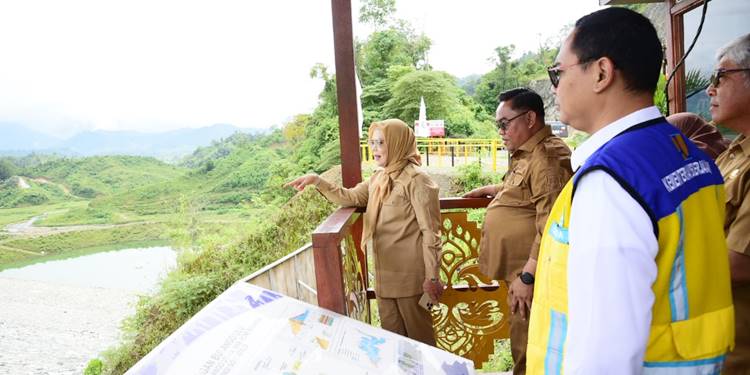 Wagub Idah Syahidah Rusli Habibie saat meninjau progres Waduk Bulango Ulu di Kecamatan Bulango Ulu, Kabupaten Bone Bolango, Senin (5/1). (Foto: Nova/ Diskominfotik).