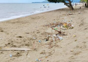 Objek wisata Pantai Minanga yang terletak di wilayah Kabupaten Gorontalo Utara, nampak kotor dan dipenuhi sampah. (F. Juriyati Rajak/ Magang Gorontalo Post)