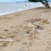 Objek wisata Pantai Minanga yang terletak di wilayah Kabupaten Gorontalo Utara, nampak kotor dan dipenuhi sampah. (F. Juriyati Rajak/ Magang Gorontalo Post)
