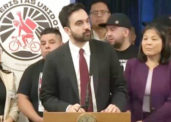 Zohran Mamdani saat mengumumkan kebijakan barunya, kali ini soal ojek online di New York.--