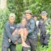 Sejumlah anggota Satbrimob Polda Gorontalo bersama warga mengevakuasi seorang kakek yang terjatuh dari pohon di Desa Molalahu, Kec. Pulubala, Kabupaten Gorontalo, Senin (19/01).