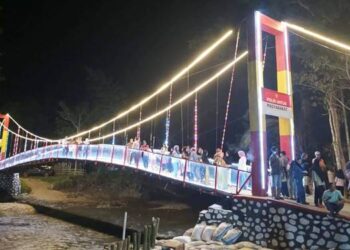 Warga setempat yang antusias menyambut kembalinya akses jembatan Desa Molalahu, Kecamatan Pulubala, Kabupaten Gorontalo, Rabu (28/01).