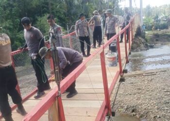Proses perbaikan jembatan gantung di Dusun Mohulo, Desa Molalahu, Kecamatan Pulubala Kabupaten Gorontalo hari ke enam sudah hampir rampung dan segera dimanfaatkan warga setempat, Senin (19/01).