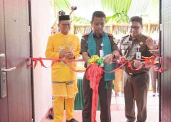 Capt: Kajati Gorontalo, Riyono melakukan pengguntingan pita menandai peresmian Rudis Kajari Gorut, Kamis (29/1/2026).