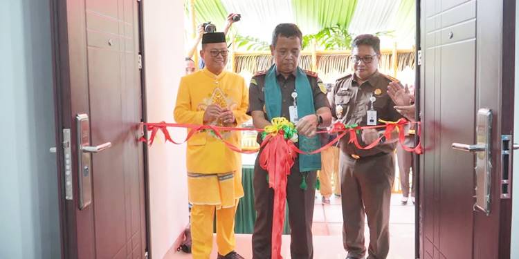 Capt: Kajati Gorontalo, Riyono melakukan pengguntingan pita menandai peresmian Rudis Kajari Gorut, Kamis (29/1/2026).