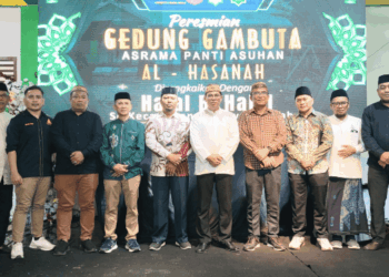 Foto bersama Sekretaris Daerah, DR.Iwan Mustafa.S.E., M.Si., M.A.s ,Ketua Koperasi Gambuta Mining Niaga Harvey Tangahu, S.Pd dan Forkopimda, pimpinan Organisasi Perangkat Daerah (OPD) Kabupaten Bone Bolango,Kamis (12/2). Foto: Natharahman/ Gorontalo Post.