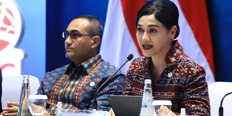 Friderica Widyasari Dewi selaku Pejabat Sementara Ketua Dewan Komisioner OJK mengungkapkan 8 langkah mempercepat reformasi pasar modal Indonesia.-dok disway-