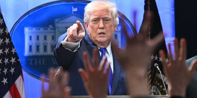 Presiden Donald Trump saat konferensi pers di Gedung Putih, Jumat, 20 Februari waktu setempat. Ia membalas keputusan Mahkamah Agung dengan mengeluarkan skema baru tarif 10 persen untuk sejumlah mitra dagang.-Mandel Ngan/AFP-