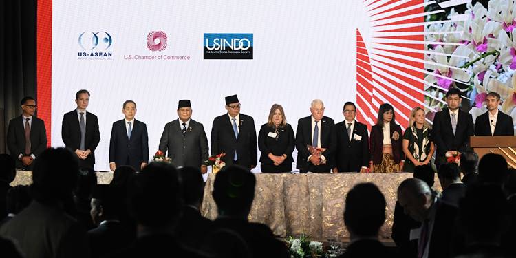 Presiden Republik Indonesia Prabowo Subianto menyaksikan penandatanganan 11 nota kesepahaman (Memorandum of Understanding/MoU) senilai 38,4 miliar dolar Amerika Serikat (AS) antara pelaku usaha Indonesia dan Amerika Serikat dalam sesi roundtable Business -Setpres-