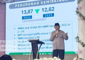 Gubernur Gorontalo Gusnar Ismail saat memaparkan perkembangan Gorontalo dalam satu tahun terakhir pada acara buka puasa bersama di Hulondhalo Ballroom, Kota Gorontalo, Selasa (24/2). (foto: jitro paputungan/ gorontalo post)