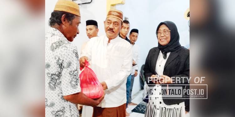 Bupati Kabupaten Boalemo Rum Pagau didampingi pihak PT PG Gorontalo saat menyerahkan langsung secara simbolis kepada kaum Dhuafa paket Ramadan bantuan PT PG Gorontalo, Sabtu (21/2/26). (Foto: Roy/Gorontalo Post).