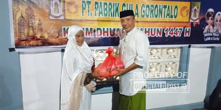 Wakil Bupati Boalemo Lahmudin Hambali saat menyerahkan secara simbolis paket Ramadan berupa bahan pokok bantuan dari PT PG Gorontalo Sabtu (21/2/2026). Foto: Roy/Gorontalo Post)