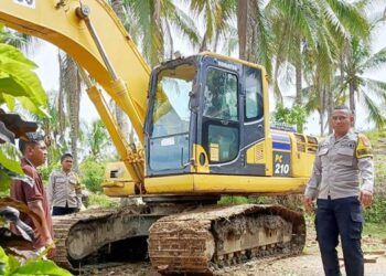 Kapolsek Wonosari, IPTU Zulkifli Saeng, S.H., M.H., bersama anggota berhasil mengamankan tiga unit excavator di Desa Safa, Kecamatan Mananggu, Kabupaten Boalemo, Minggu (15/2). (F. Istimewa)