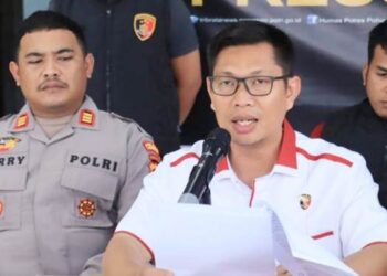 Polres Pohuwato menggelar press conference terkait hasil Operasi Penertiban Pertambangan Emas Tanpa Izin (PETI) dan penyalahgunaan Bahan Bakar Minyak (BBM) bersubsidi di wilayah Kabupaten Pohuwato. Kegiatan berlangsung di Lobby Polres Pohuwato. Senin, (2/2/2026).