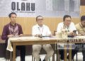 Kepala Kantor Perwakilan BI Gorontalo Bambang Setya Permana (dua dari kiri) saat menjelaskan penyelenggarakan Bazar Ramadan tahun ini, yang berlangsung sejak 19 Februari-15 Maret 2025. (foto : jitro paputungan / gorontalo post)